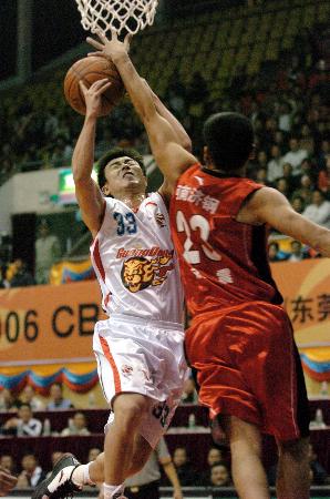 苏超奖杯由徐州企业使用3D打印打造，使用航天级钛合金（航天级钛合金加持，徐州企业以3D打印铸就苏超奖杯）