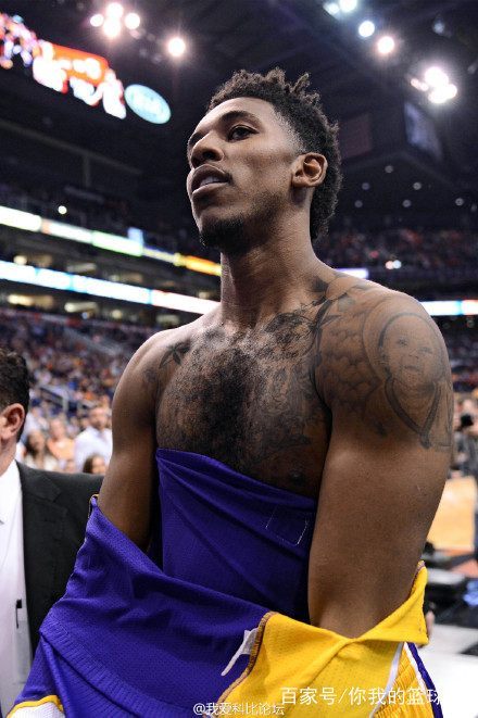 每体：巴萨有意左后卫索萨，想用桑托斯欠的290万欧锁定交易（每体：巴萨看中左后卫索萨，计划以桑托斯所欠290万欧作为筹码敲定转会）