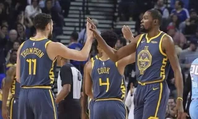 上海市政府向海港赠送冠军贺礼：木雕雄鹰和冠军奖杯刺绣（上海市政府赠海港冠军贺礼：木雕雄鹰与奖杯刺绣）