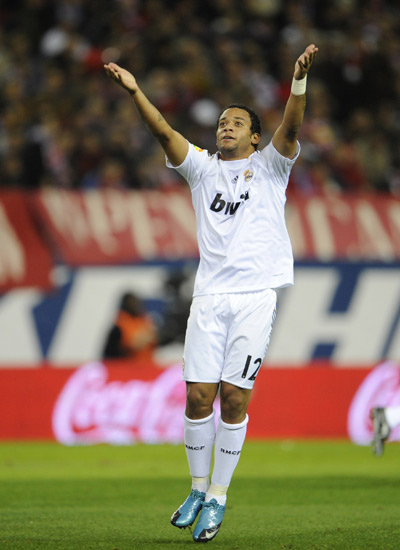 曼联英超15轮4-1胜狼队，近3轮不败，B费2射1传，助球队冲至第六，有望重返欧冠区。（英超第15轮：曼联4-1击退狼队，B费梅开二度+助攻，近3轮不败升至第六，剑指欧冠区）