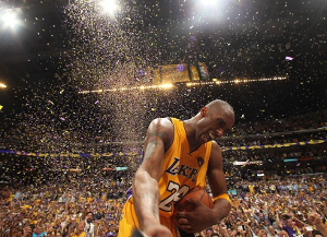 拜仁莱万梅开二度战胜门兴（莱万梅开二度助拜仁力克门兴）